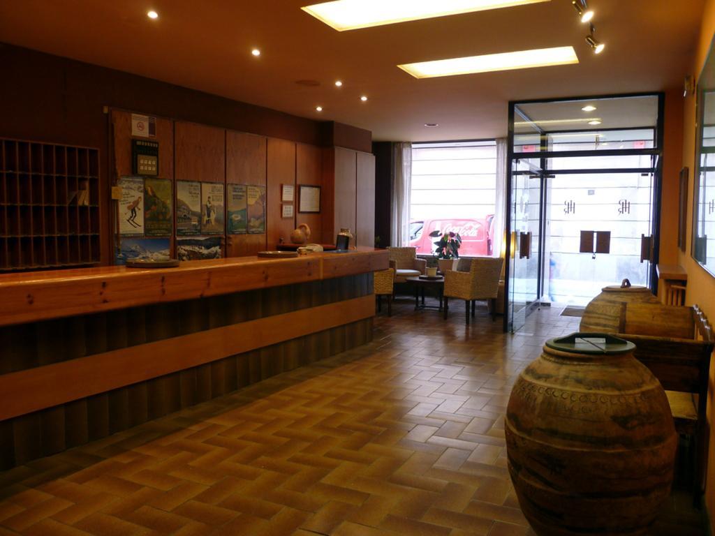 Hotel Pradas Jaca Buitenkant foto
