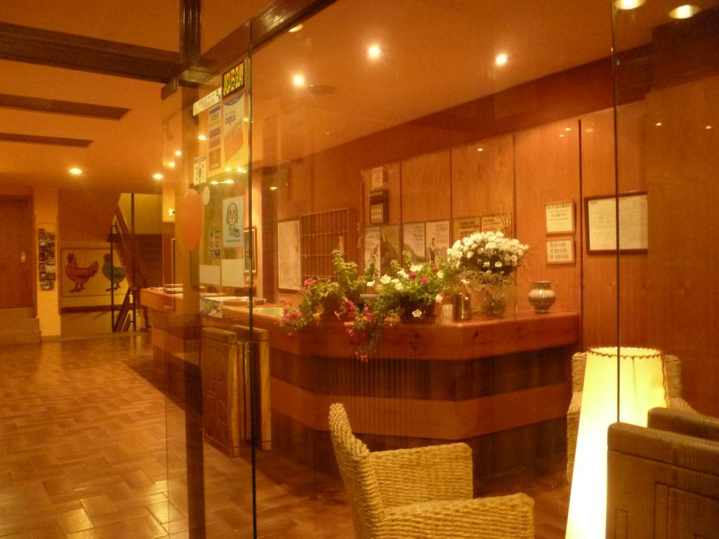 Hotel Pradas Jaca Buitenkant foto