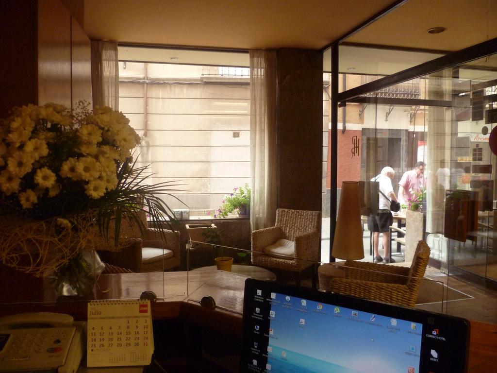 Hotel Pradas Jaca Buitenkant foto