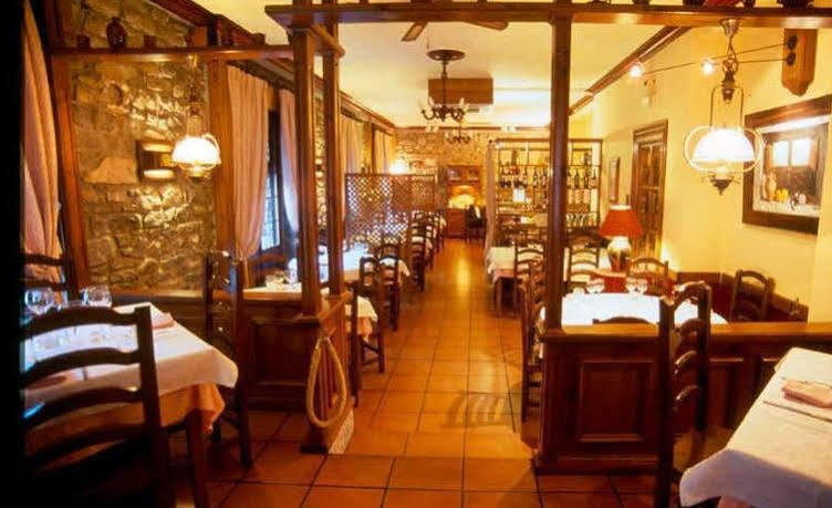 Hotel Pradas Jaca Buitenkant foto