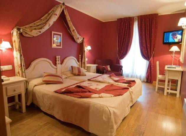 Hotel Pradas Jaca Buitenkant foto